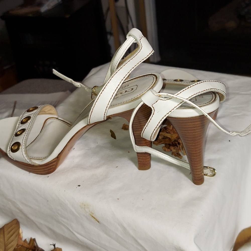 Coach  ladies white heeled sandL - Picture 5 of 11